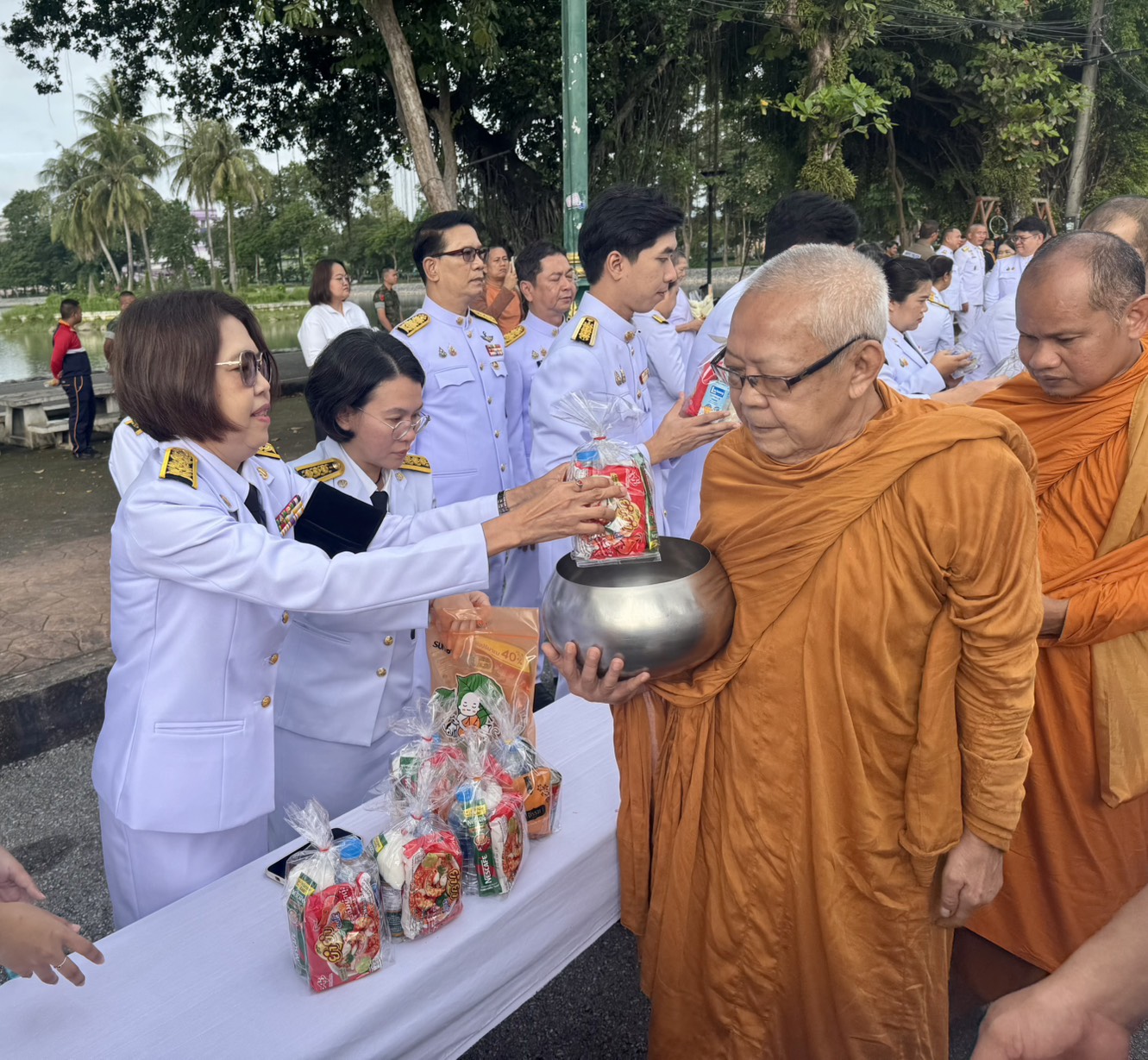 title - ส.ป.ก.จันทบุรี ร่วมพิธีทำบุญตักบาตรและเจริญพระพุทธมนต์ ถวายพระราชกุศลเฉลิมพระเกียรติพระบาทสมเด็จพระเจ้าอยู่หัว เนื่องในโอกาสพระราชพิธีมหามงคลวันเฉลิมพระชนมพรรษา 28 กรกฎาคม 2569 